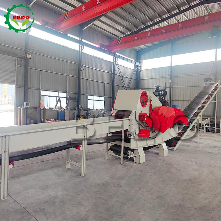 Coconut Shell Husk Wood Chipper Machine Diesel Mobile 55HP per l'Indonesia Trasformazione del carbone e del cocco