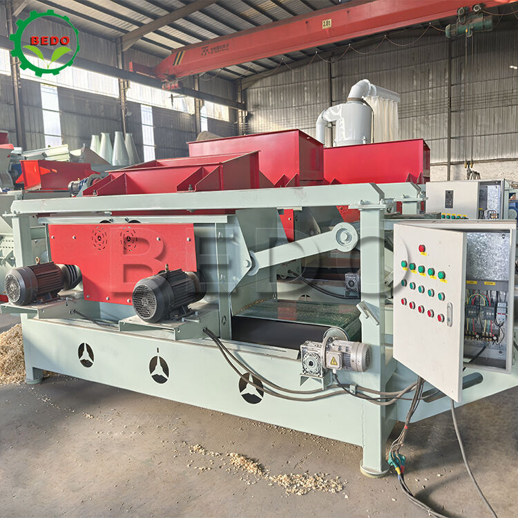 Macchina per trucioli di legno industriali con potenza albero principale 7,5kw*4 per spessore trucioli 1-2mm e velocità di rotazione 3600 giri/min