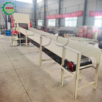 Potente motore diesel Macchina per la frantumazione del legno con dimensioni di frantumazione da 25 a 35 mm e capacità da 12 a 15 t/h